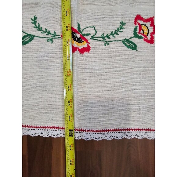 Vintage Hand-Embroidered Small Linen Tablecloth With Floral Design & Lace Trim - Picture 4 of 4